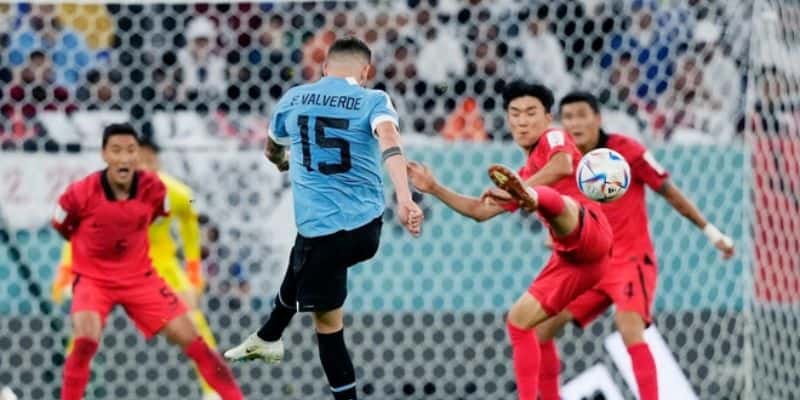 ĐT Hàn Quốc kiên cường cầm hoà Uruguay tại WC 2022 7 Phút 89, Valverde dứt điểm quyết đoán bằng chân phải từ ngoài vòng cấm