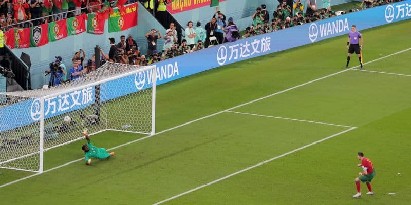 Siêu sao Ronaldo phá kỷ lục sau bàn Penalty tại WC 2022 6 Vì sao Ronaldo lại hưởng quả phạt trên chấm Penalty?